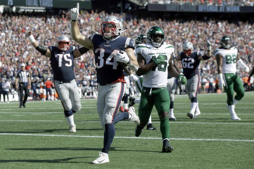 Rex Burkhead, corredor de los Patriots, logra un acarreo de anotación ante los Jets de Nueva York. (AP / Steven Senne)
