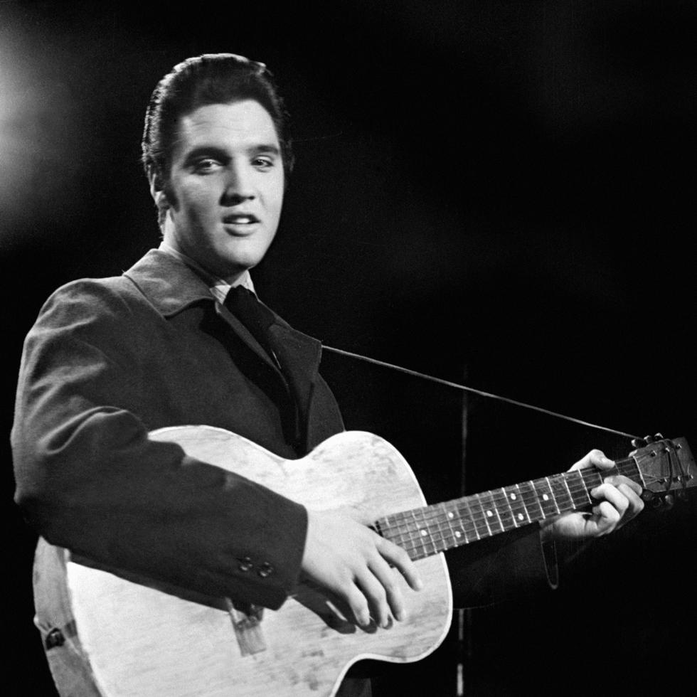 La leyenda Elvis Presley durante un concierto en los 1950.