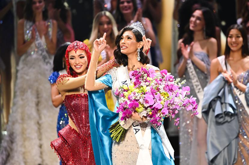 Miss Nicaragua, Sheynnis Palacios, hace un gesto al cielo, mientras fue coronada por la estadounidense R' Bonney Gabriel, la saliente Miss Universe.