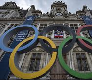 Los anillos olímpicos desplegados frente al ayuntamiento de París.