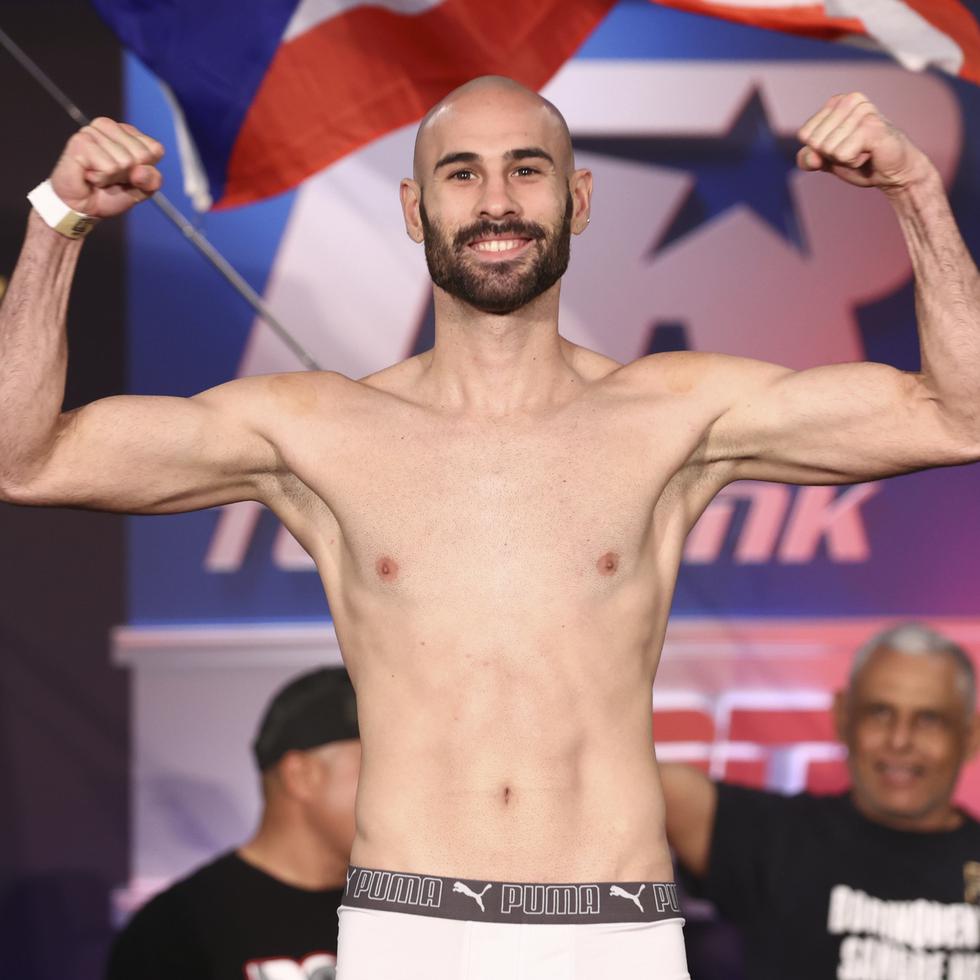 En esta foto de archivo, el puertorriqueño José "Sniper" Pedraza posa luego de cumplir con el peso para su combate de las 140 libras frente a José Ramírez.