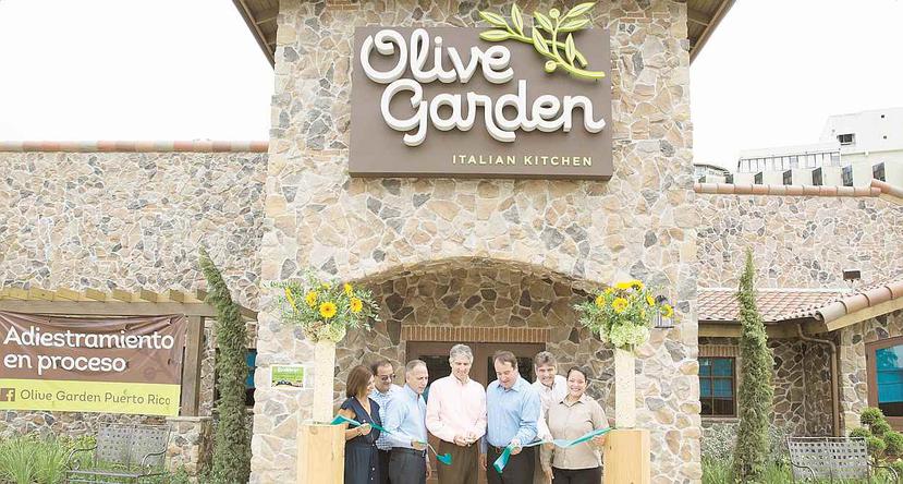 El grupo ejecutivo de Restaurant Operator, Inc. oficializa la apertura del Olive Garden. (Suministrada)