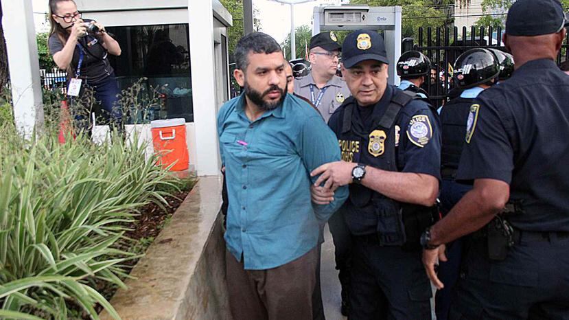 El cineasta Tito Román Rivera indicó que las autoridades federales le informaron que había sido detenido por “obstrucción a la entrada del tribunal”.
