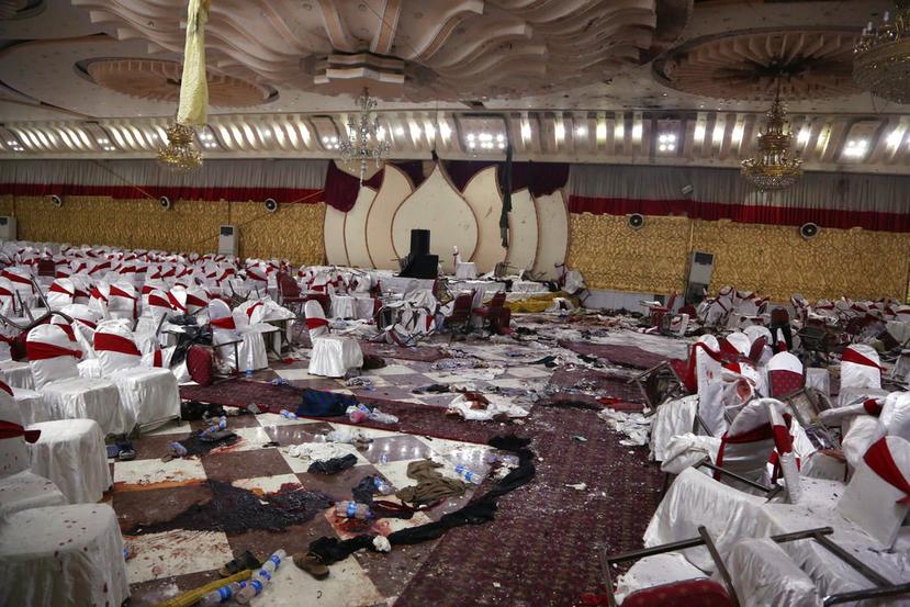 El interior de un salón de bodas un día después de un ataque suicida que dejó más de medio centenar de fallecidos. (AP / Rahmat Gul)
