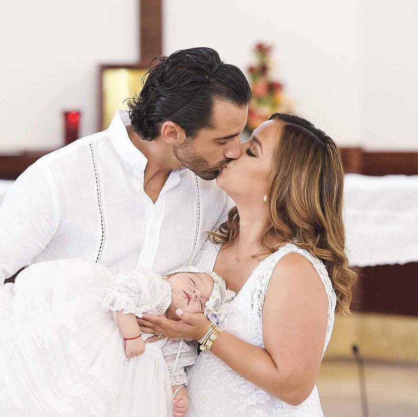 Toni Costa y Adamari López durante el bautismo de su hija. (Archivo)