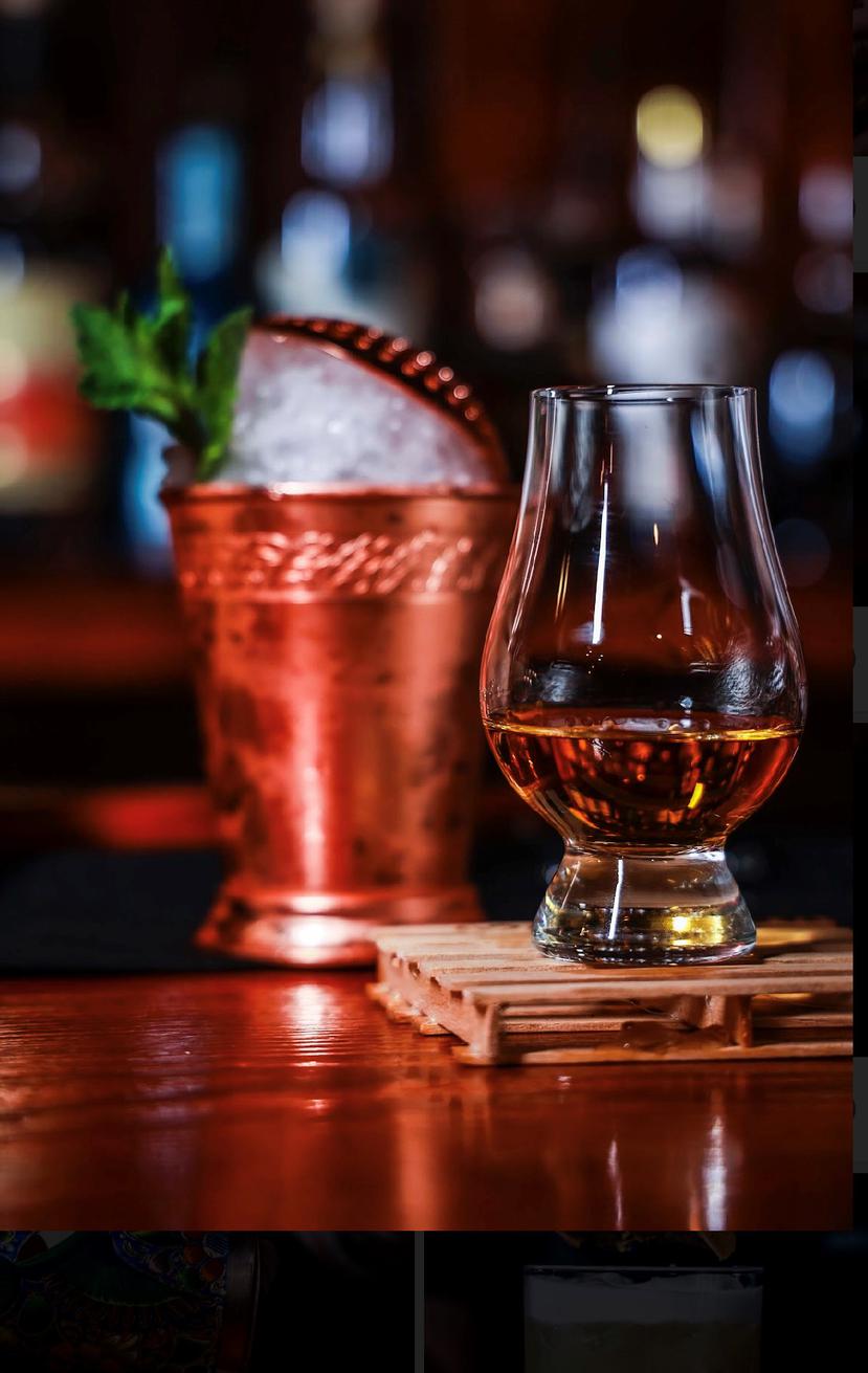 La temperatura del whisky puede facilitar el resalte de  aromas y sabores,  en general. La  regla es que no esté ni muy frío, ni muy caliente.