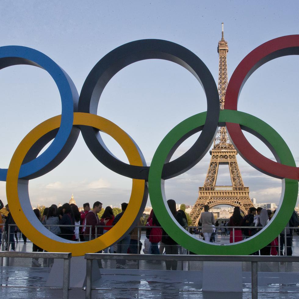 Los aros olímpicos en la plaza Trocadero frente a la Torre Eiffel, en París.