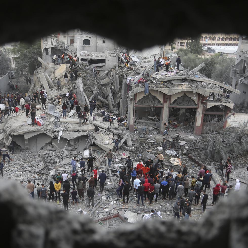 Palestinos en la ciudad de Rafah, en la Franja de Gaza, buscan sobrevivientes entre los escombros de un edificio tras un bombardeo israelí.