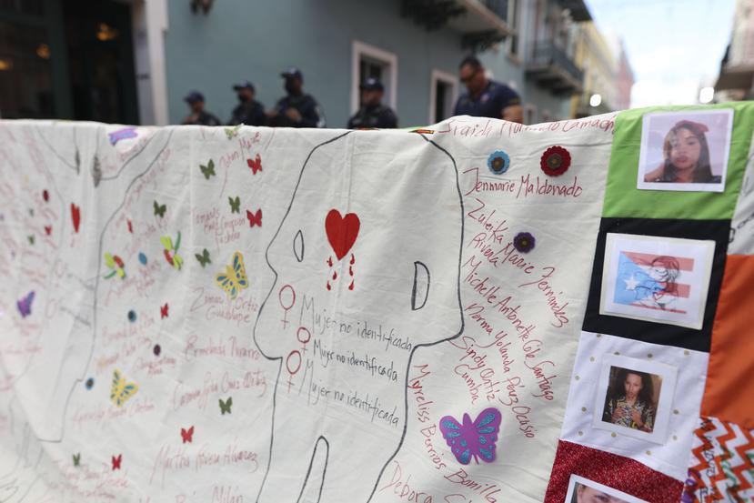 Manta que preparó el Junte de la Montaña de Aibonito con fotos y nombres de víctimas de violencia de género.
