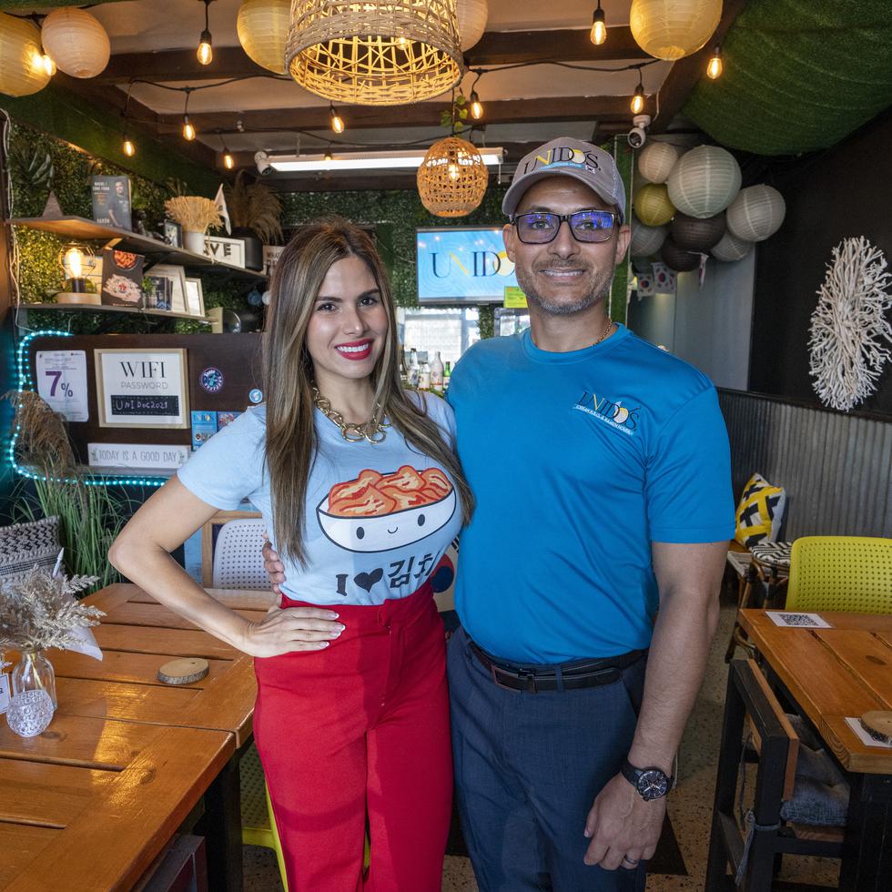 Yolibeth Tavares Rosa y José Planadeball, propietarios del restaurante Unidos Korean BBQ & Ramen House, en Guaynabo.