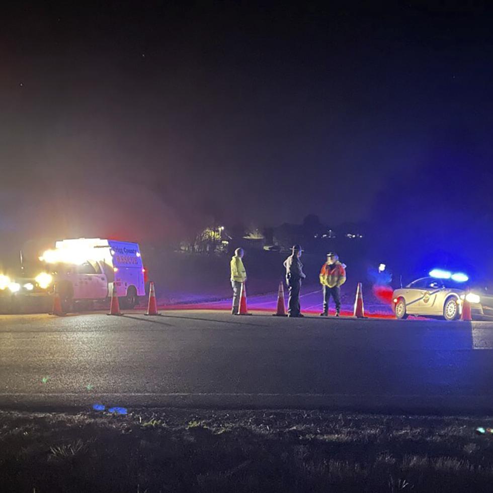 Equipos de emergencias se ven cerca del lugar donde chocaron dos helicópteros militares el miércoles por la noche en un ejercicio de rutina en el condado Trigg, Kentucky, Estados Unidos.