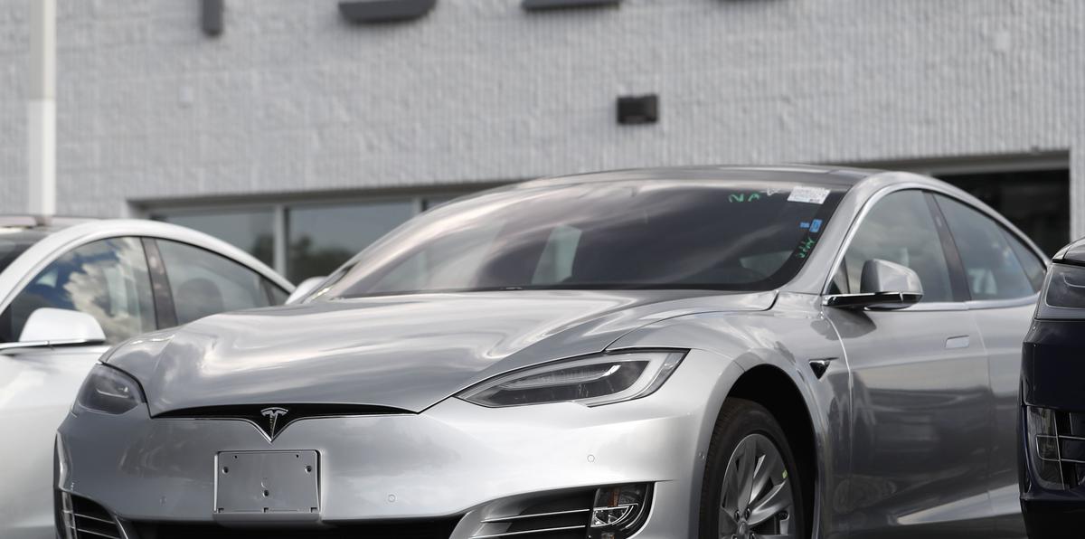 La revisión ordenada por la Administración Nacional para la Seguridad del Tránsito y Autopistas (NHTSA, en inglés) busca que se actualice el sistema de conducción asistida de varios modelos Tesla conocido como "Autopilot". En la foto, el modelo 3, uno de los llamados a revisión.