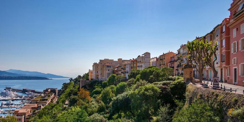 Un crucero por el mediterráneo te lleva por tesoros de las Riviera francesa e italiana, incluyendo la glamorosa ciudad de Monte Carlo, entre otras.