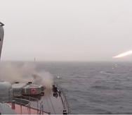 Un buque de la  Flota del Norte de la Armada de Rusia lanza un misil hipersónico Kinzhal.