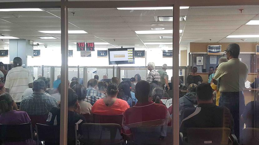 Cientos de personas esperan por ser atendidos en las oficinas de la AEE en Monacillos. (Suministrada)