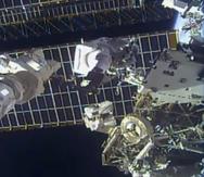 El astronauta Tom Marshburn reemplazando una antena descompuesta fuera de la Estación Espacial Internacional.