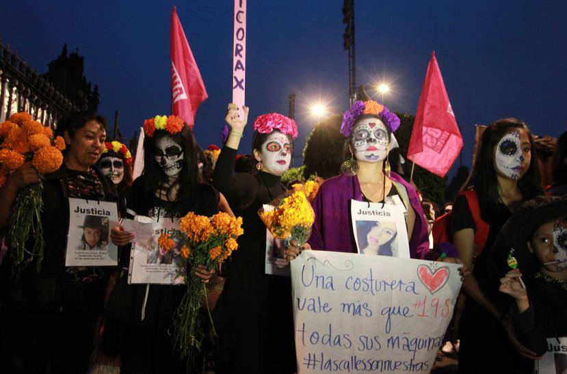 Mujeres vestidas como catrinas participan en una movilización en Ciudad de México (EFE).