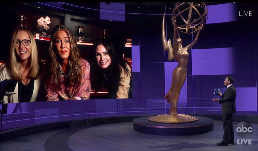 Jimmy Kimmel, a la derecha, conversa con las actrices Lisa Kudrow, Jennifer Aniston y Courteney Cox durante transmisión de la 72da edición de los premios Emmy.
