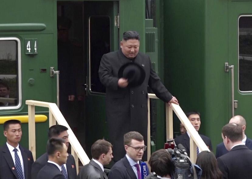 El líder de Corea del Norte, Kim Jong-un, baja de un tren a su llegada a la estación de Khasan, en la región de Primorye, Rusia. (AP)