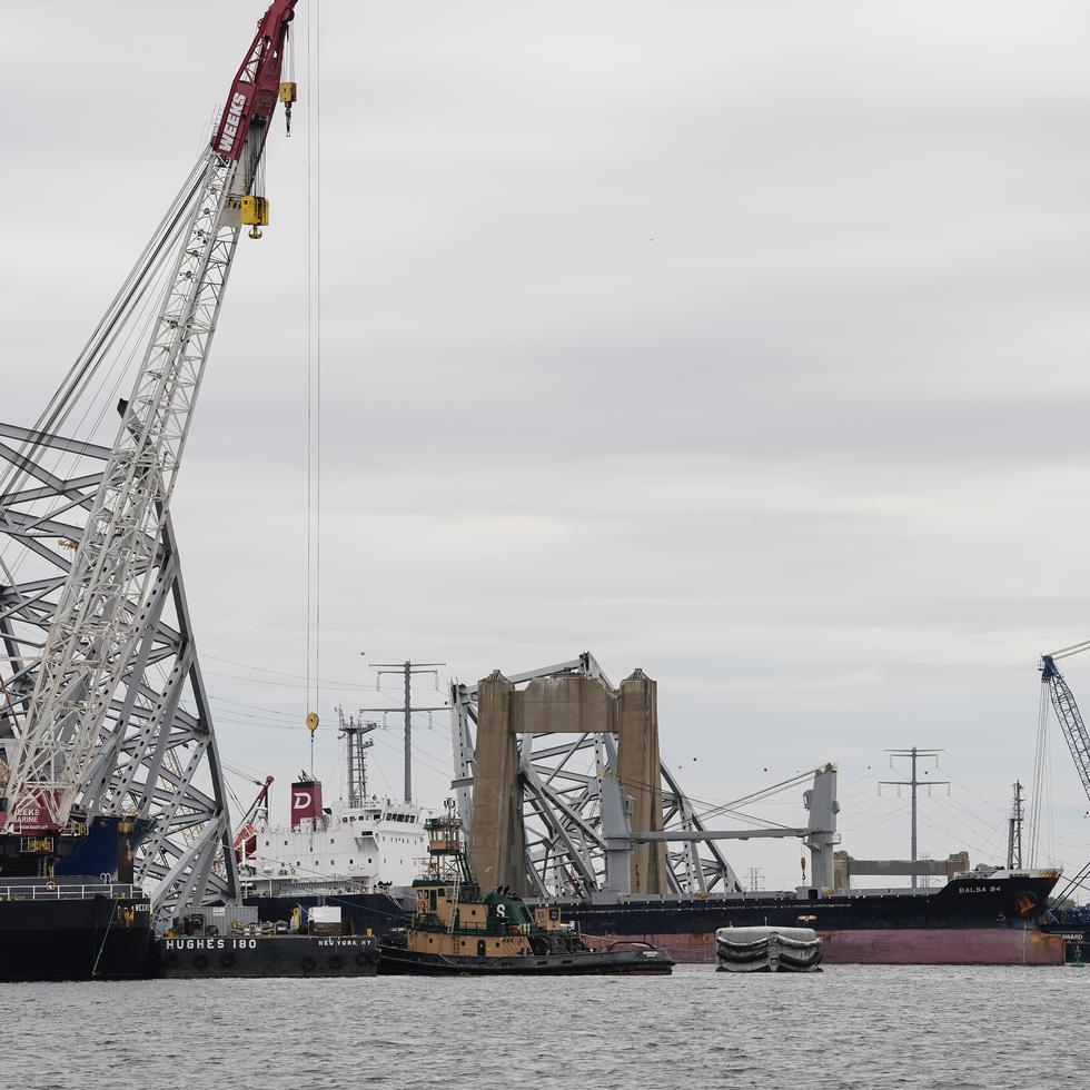 El buque granelero avanza por un canal de aguas profundas, recién abierto en Baltimore, tras quedar varado en el puerto desde el derrumbe del puente Francis Scott Key hace cuatro semanas.