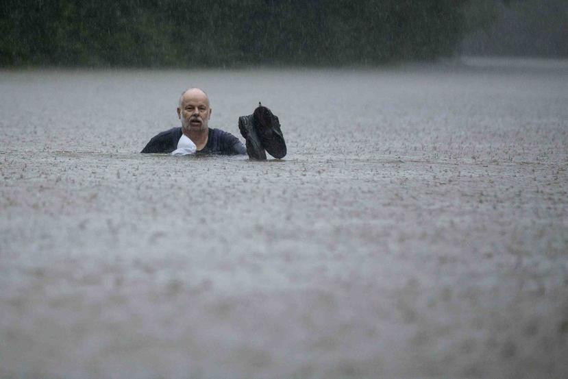 Un hombre camina en una zona inundada por las fuertes lluvias provocadas por la tormenta tropical Imelda. (AP)