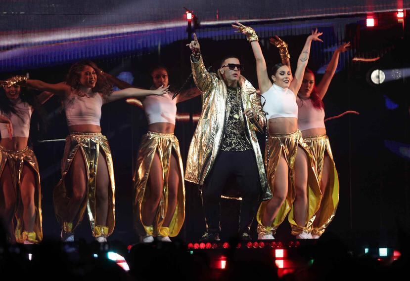 Daddy Yankee (centro) lució grandioso al lado de un montaje impresionante que protagonizó el espectáculo.