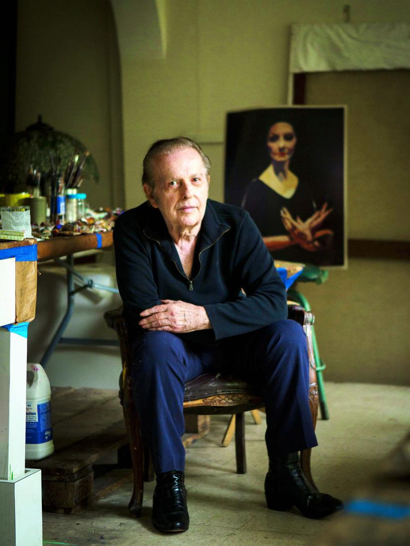 El pintor Francisco Rodón en su taller. Al fondo un afiche del retrato que realizó a la bailarina en la década del 1980. (ARCHIVO)