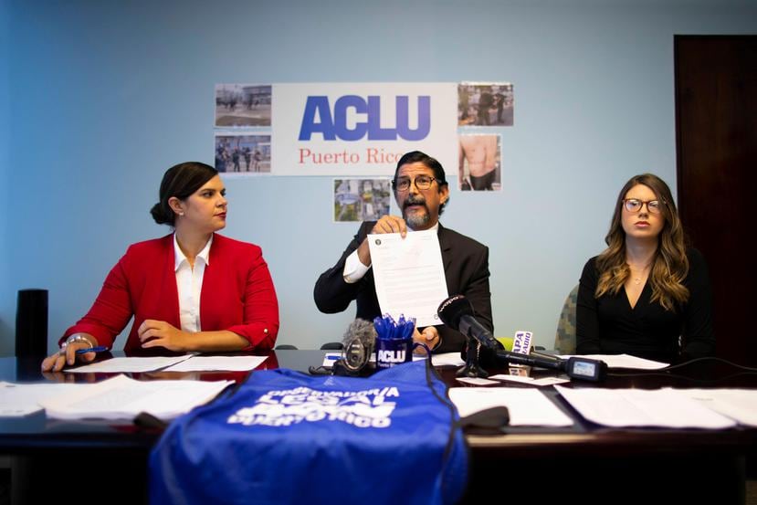 Los abogados Johanna Pinette y Fermín Arraiza, de la ACLU, defendieron el derecho de los manifestantes a utilizar avenidas y aceras para protestar.