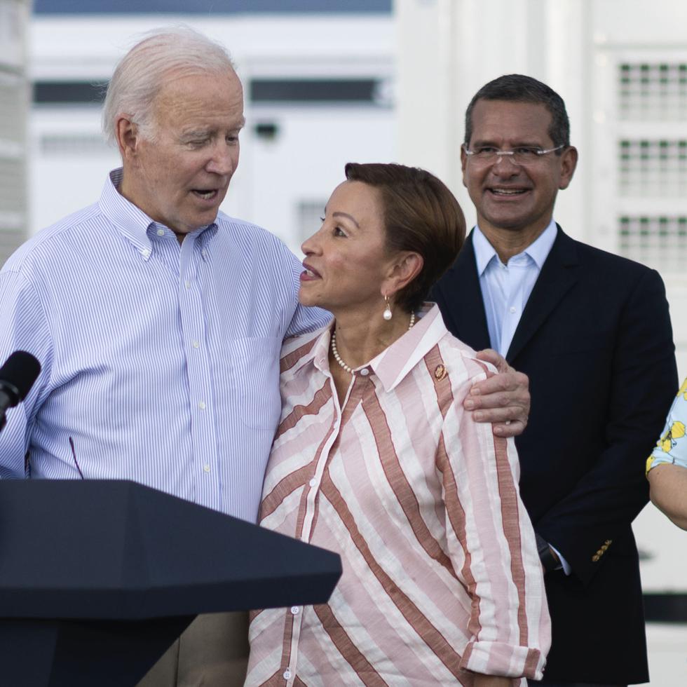 El presidente Joe Biden elogió a la congresista boricua Nydia Velázquez, durante su reciente visita a Puerto Rico, y la sorprendió con un abrazo.