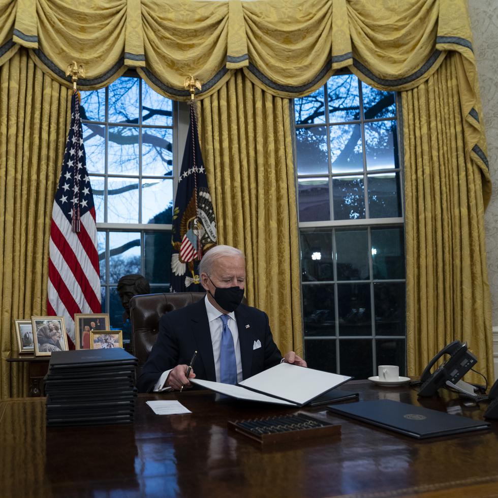 El presidente de Estados Unidos, Joe Biden, firma una serie de órdenes ejecutivas en la Oficina Oval de la Casa Blanca.