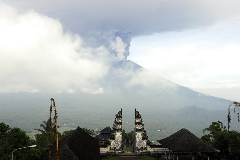 Nubes de ceniza salen del cráter del volcán Monte Agung durante una erupción en Karangasem, Bali (AP).