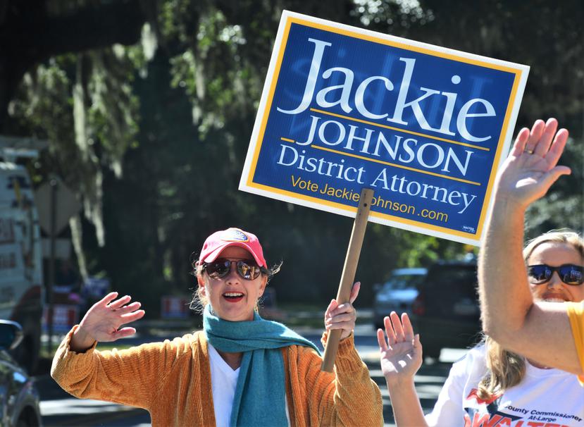 La entonces fiscal de distrito Jackie Johnson hace campaña en noviembre de 2020 para la reelección en St. Simons Island, Georgia.