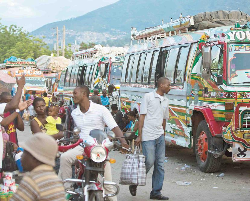 En Portail Leogane, al sur de Puerto Príncipe, están las paradas de transporte público hacia el sur de Haití, lo que atrae a esta zona a miles de personas todos los días.