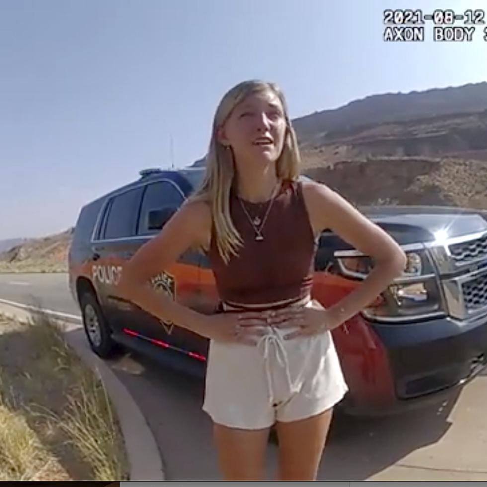En esta imagen del 12 de agosto de 2021, tomada de una cámara corporal policial cortesía del Departamento de Policía de Moab, se ve a Gabrielle "Gabby" Petito mientras habla con un agente policial después de que la policía detuvo la camioneta en que viajaba con su novio, Brian Laundrie, cerca de la entrada al Parque Nacional de los Arcos, en Utah.