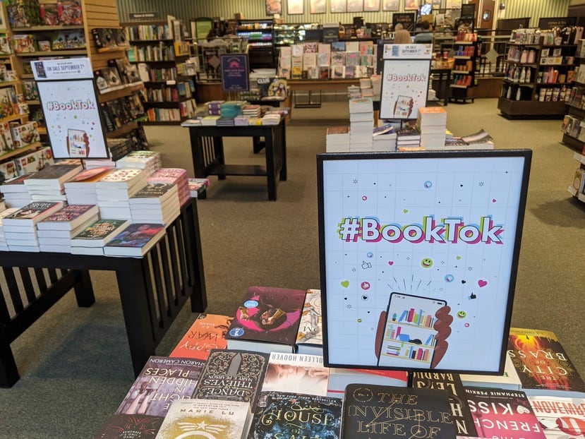 La librería Barnes & Noble instaló un cartelón con el hashtag #BookTok, para promover y recomendar libros.