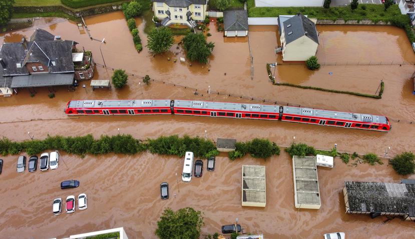 Un tren regional se encuentra en las aguas de la inundación en la estación local en Kordel, Alemania.