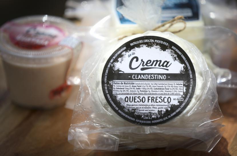 De la Crema produce cada semana unas 400 unidades de queso fresco “Clandestino”, que es similar al queso de Burgos que se elabora en España y al que se produce en las casas del norte de Puerto Rico; 400 unidades de Queso Blanco, Queso Blanco con Especias y Queso Blanco con Pimentón; y 300 unidades de yogur.