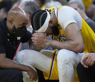 Anthony Davis, alero de los Lakers de Los Ángeles, se sienta en el banquillo tras lastimarse en un partido de playoffs ante los Warriors de Golden State, el miércoles 10 de mayo de 2023