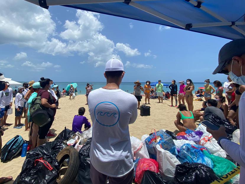 Clearwaters coordina con los municipios de las playas impactadas el reciclaje de los desechos removidos, si es viable, o su disposición adecuada en vertederos.