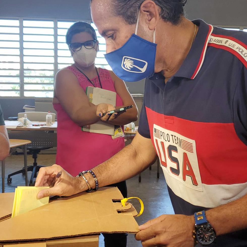 El momento en que votó Georgie Navarro en Guaynabo