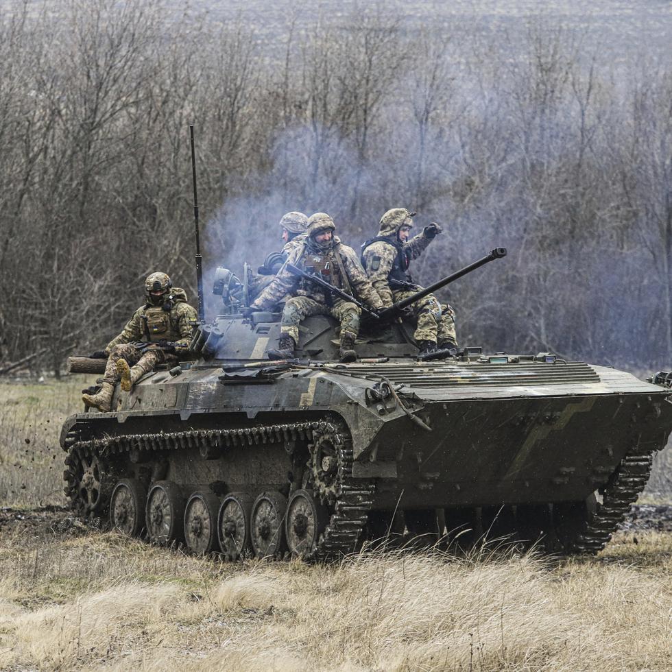 Soldados ucranianos se sientan encima de un tanque APC durante un entrenamiento de combate en la región de Zaporizhzhia, Ucrania.