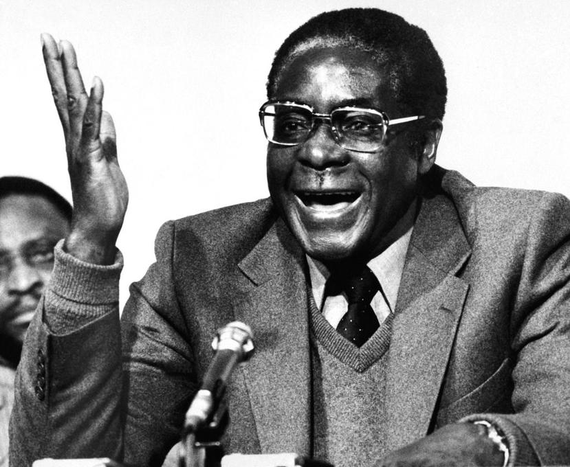 Mugabe habla en una conferencia de prensa durante la firma de los acuerdos de Lancaster House, en 1979 (AP).