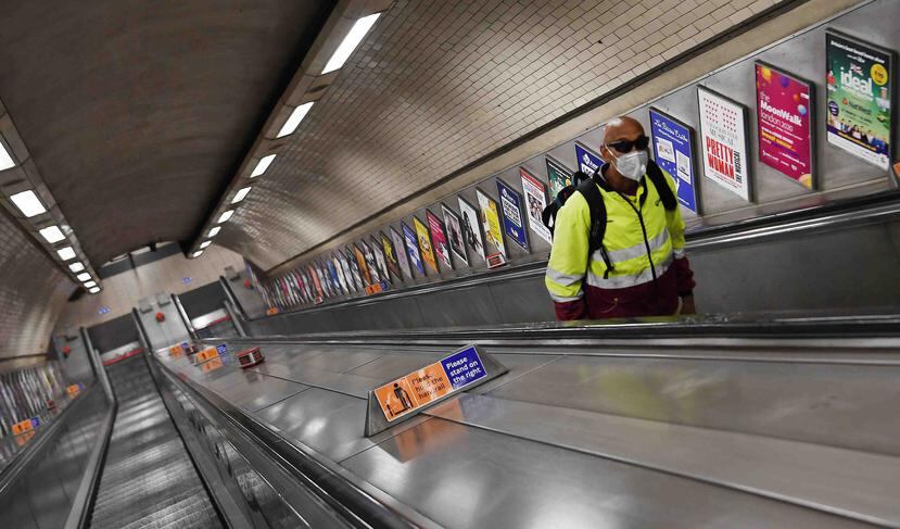 Un ciudadano utiliza las escaleras eléctricas en una estación subterránea en Londres. (EFE)