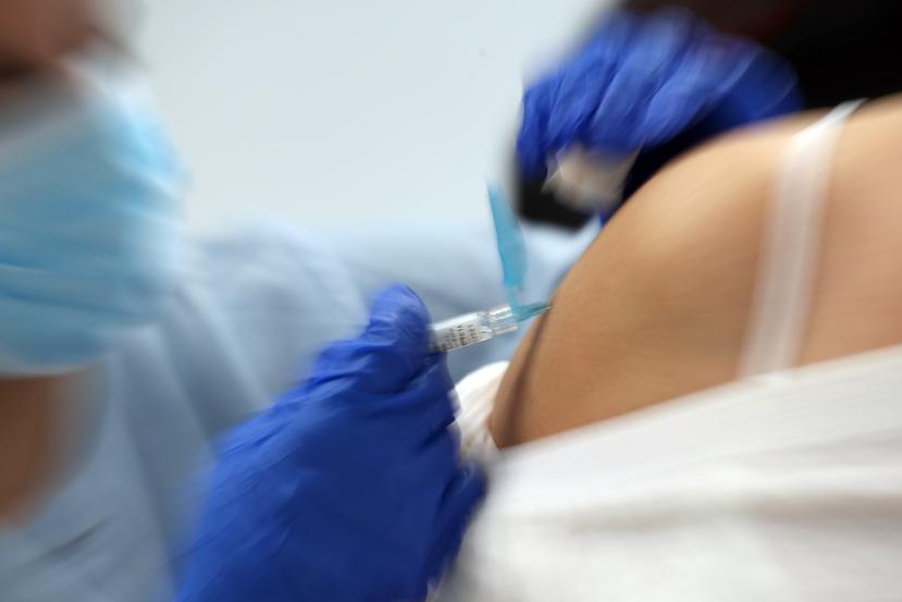 Hay una vacuna que el CDC comenzó a distribuir la semana pasada en poblaciones con personas en riesgo de contagio.