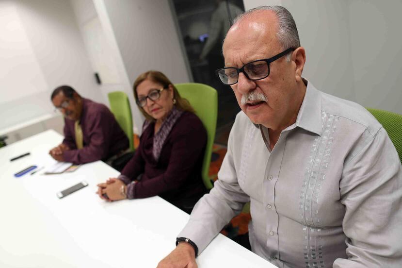 El licenciado Miguel Fabre Ramírez (extrema derecha) dijo que mediante el acuerdo alcanzado en junio pasado, solo los jubilados con un beneficio de pensión de más de $1,200 al mes verían una reducción de 8.5%.