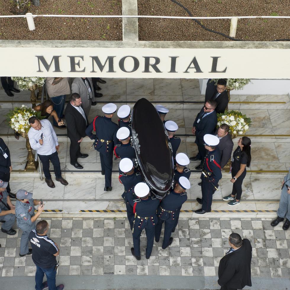 El féretro de Pelé es llevado al Cementerio Necropole Ecuménica en Santos, Brasil.