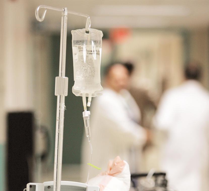La FDA alertó de que la producción local de suero y productos intravenosos para suplir a hospitales y proveedores es insuficiente. (GFR Media/Archivo)
