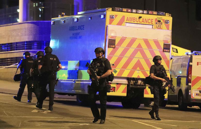 Tras notificarse dos explosiones consecutivas, los servicios de emergencia, junto con numerosas ambulancias, se desplazaron a los alrededores del estadio Manchester Arena. (Peter Byrne / PA via AP)