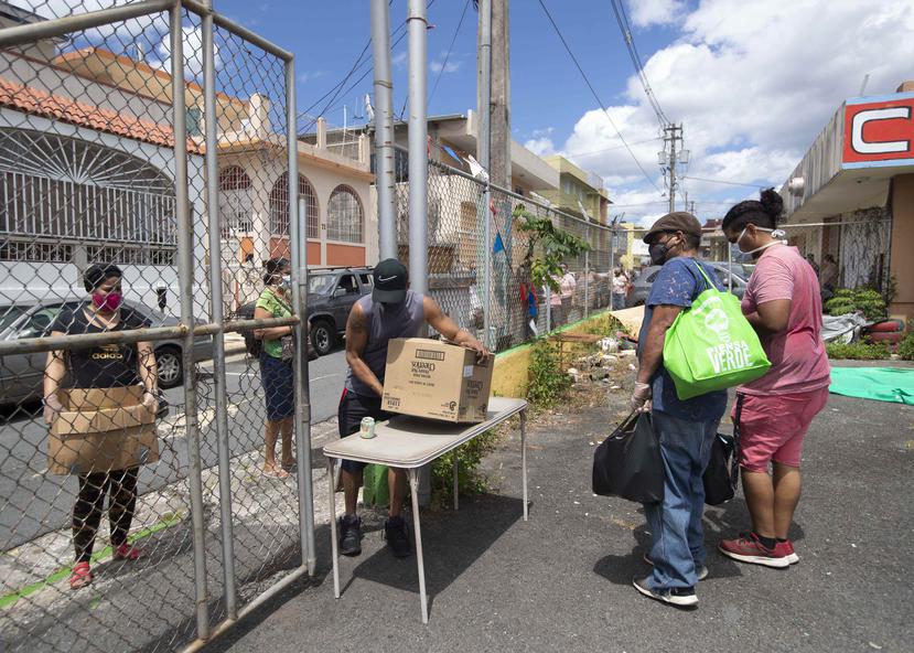 Desde su espacio en Caguas, Comedores Sociales está repartiendo unas 300 compras de alimentos no procesados a la semana.