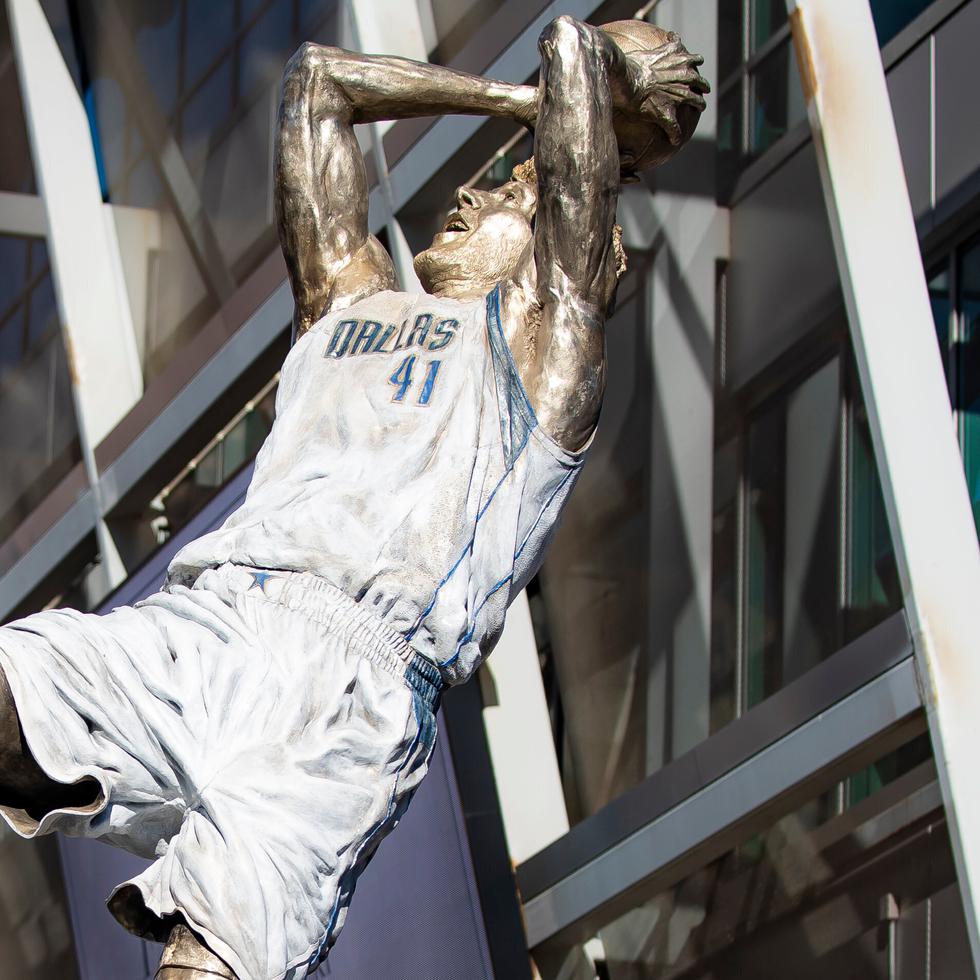 La estatua de Dirk Nowitzki afuera del American Airlines Center fue develada hoy, domingo, antes del encuentro de los Mavericks de Dallas ante los Lakers de Los Ángeles.
